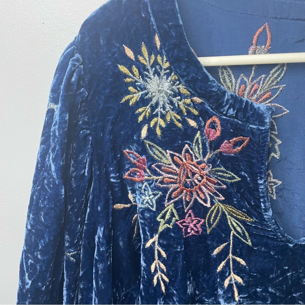 Wayward Fancies Eshakti Blue Crushed Velvet Floral Zodiac Embroidered Tunic - Picture 4 of 8